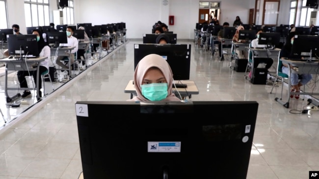 A student in Indonesia takes a computer-based college admissions test.