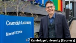 L’astrophysicien Didier Queloz, Nobel de physique 2019, devant le laboratoire Cavendish de l'Université de Cambridge en Grande Bretagne. Il partage ce Nobel avec James Peebles et Michel Mayor. (photo Fred Lewsey/Cambridge University).