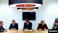 Poland's Prime Minister Donald Tusk (L-R), France's President Francois Hollande, Britain's Prime Minister David Cameron, Germany's Chancellor Angela Merkel and Italy's Prime Minister Matteo Renzi meet ahead of a European leaders emergency summit on Ukraine in Brussels, March 6, 2014.