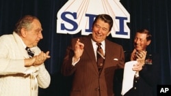 Рональд Рейган на конференции, посвященной первым пяти годам его программы противоракетной обороны "Звездные войны", в Вашингтоне, округ Колумбия, 14 марта 1988 г.