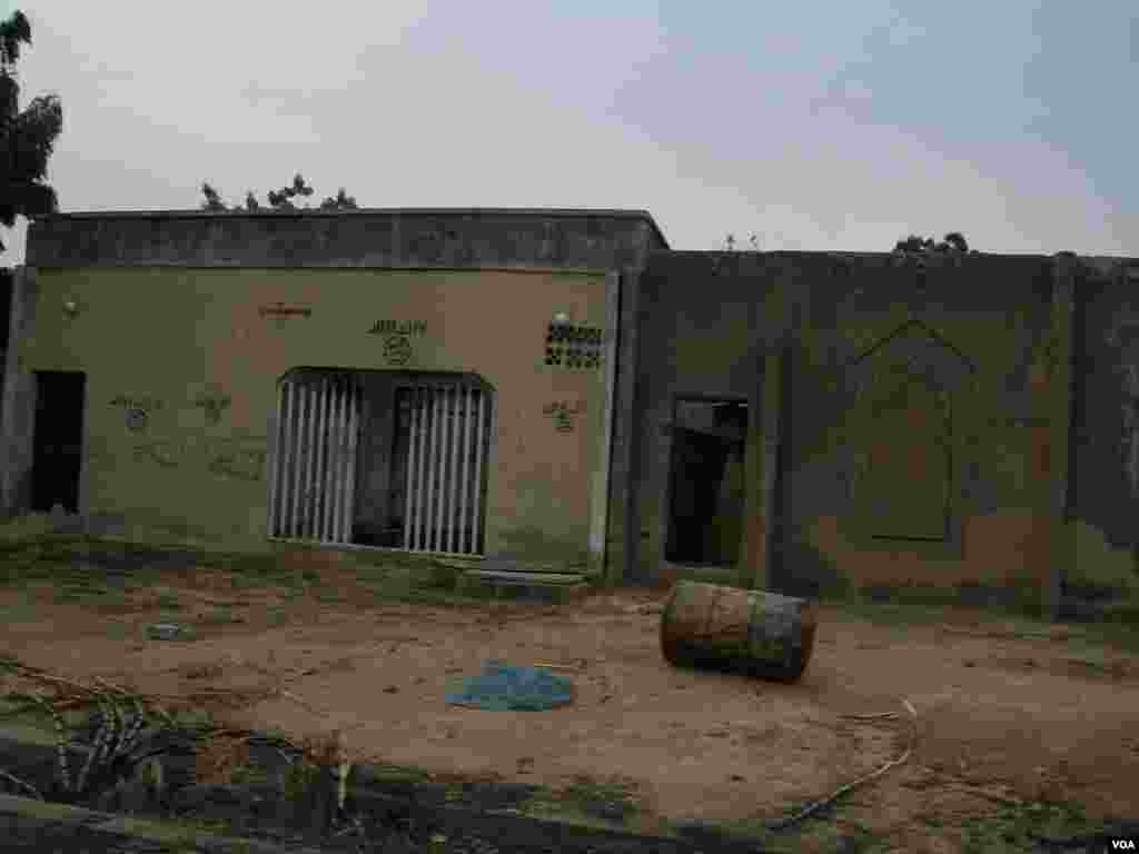 Wani gidan da &#39;yan Boko Haram suka manna tambarinsu jikin kofarsa a garin Bama
