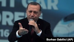 Cumhurbaşkanı Erdoğan dün Ankara’da Yüksek Hızlı Tren (YHT) Garı’nın açılışı sırasında kalabalıktan yükselen “idam, idam” tezahüratlarına “yakın inşallah” yanıtını verdi.