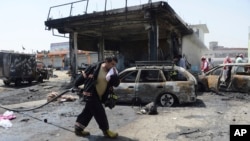 아프가니스탄 낭가르하르주 주도인 잘라라바드에서 자살폭탄 공격으로 인명피해가 발생한 가운데 소방관이 사고현장에서 작업하고 있다. 