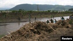 Japan's Self-Defense Force soldiers search for missing people at an area devastated by heavy rains at Ichinomiya-machi town in Aso, Kumamoto prefecture,July 15, 2012. 