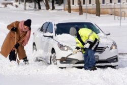 برف میں پھنسی ہوئی گاڑی کو نکالنا آسان کام نہیں ہے۔