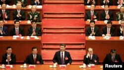 ပါတီခေါင်းဆောင်ပိုင်း ပြန်လည်ဖွဲ့စည်းဖို့ ငါးနှစ်တကြိမ်ကျင်းပတဲ့ ၁၉ ကြိမ်မြောက် တရုတ်ပါတီညီလာခံမှာ သမ္မတရှီ ကျင်းပင် မိန့်ခွန်းပြောစဉ်။ 