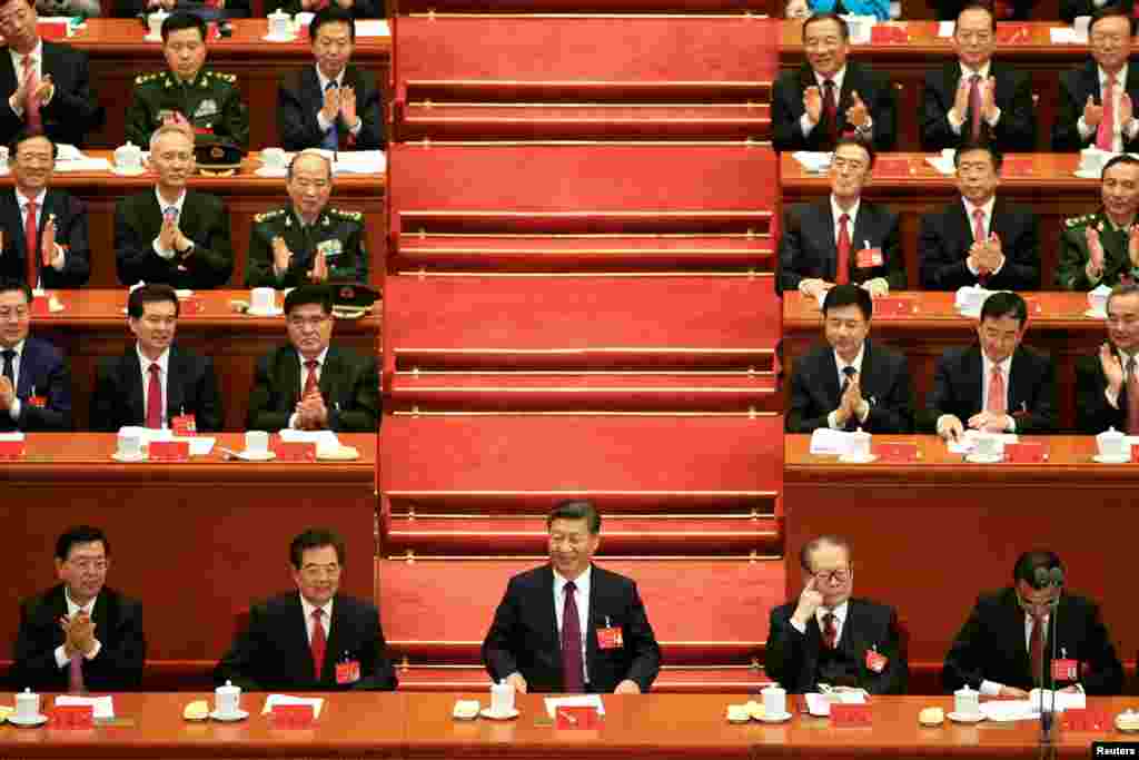 中国共产党第十九次全国代表大会在中国北京人民大会堂开幕。从左至右依次是全国人大常委会委员长张德江，中国前国家主席胡锦涛，中国国家主席习近平，前主席江泽民，国务院总理李克强(2017年10月18日)。主席台上还有习近平的亲信北京市委书记蔡奇，以及国务委员杨洁篪、外交部长王毅等人。