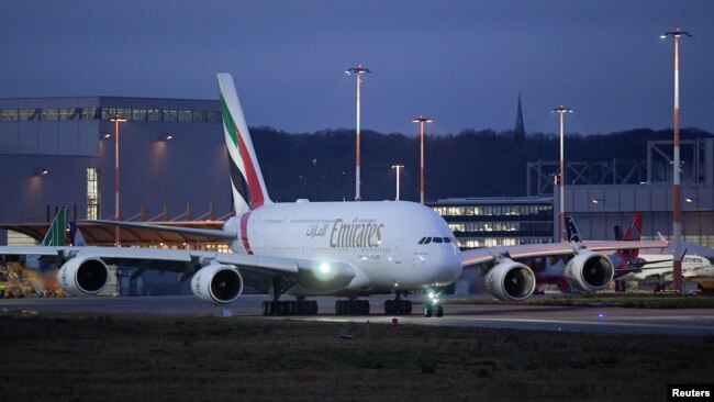 An Airbus A380 takes off after Airbus makes its last ever delivery of an A380 to Emirates in Hamburg-Finkenwerder, Germany, December 16, 2021. (REUTERS/Fabian Bimmer)