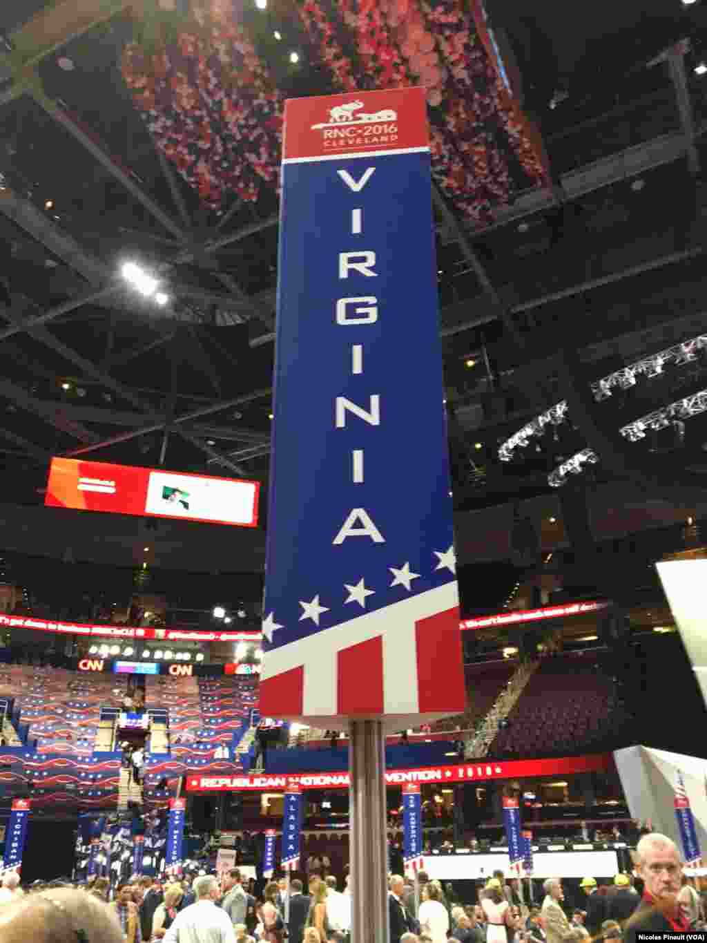 La bannière de l’Etat de Virginie à la convention nationale des républicains à Cleveland, Ohio, le 18 juillet 2016. (VOA/Nicolas Pinault).