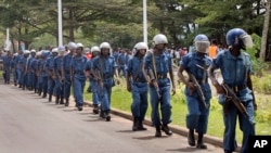 Des polices burundais patrouillent dans une rue de Bujumbura, 26 avril 2016