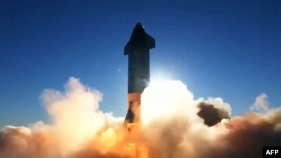 Purwarupa roket Mars "Starship SN8" buatan SpaceX diluncurkan dari Boca Chica, Texas (foto: dok).