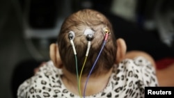 Ce bébé de cinq mois passe des tests à l'Université de Sao Paulo, Brésil, 28 avril 2016.