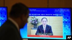 Perdana Menteri Jepang Yoshihide Suga berpidato dalam pertemuan virtual Asia-Pacific Economic Cooperation (APEC) di Kuala Lumpur, Malaysia, 20 November 2020.