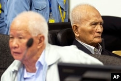 FILE - Khieu Samphan (l), former Khmer Rouge head of state, and Nuon Chea, Khmer Rouge's chief ideologist and No. 2 leader, sit in the courtroom before they made closing statements at the war crimes tribunal in Phnom Penh, Oct. 31, 2013.