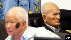 FILE - Khieu Samphan (l), former Khmer Rouge head of state, and Nuon Chea, Khmer Rouge's chief ideologist and No. 2 leader, sit in the court room before they made closing statements at the U.N.- backed war crimes tribunal in Phnom Penh, Oct. 31, 2013. 