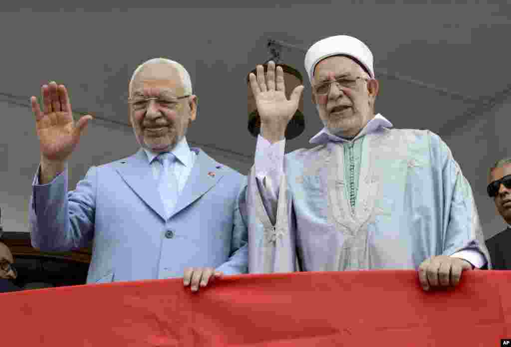 عبد الفتاح مورو (راست) و راشد الغنوشی دو رهبر اسلامی در حاشیه انتخابات در تونس برای حامیان خود دست تکان می دهند. ۲۶ نامزد برای دور اول انتخابات ریاست جمهوری هفته آینده در این کشور با هم رقابت دارند.&nbsp;