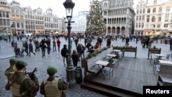 2015年12月30日比利时士兵在布鲁塞尔大广场站岗。