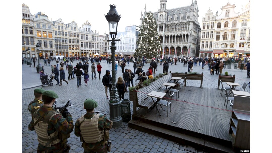 Tentara Belgia memperketat penjagaan di sekitar pusat kota Brussels, Grand Place (30/12) seteah ditangkapnya dua orang tersangka perencana serangan teror pada perayaan malam Tahun Baru. (Foto: dok.)