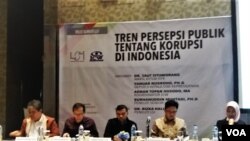 Lembaga Survei Indonesia (LSI) bersama Indonesia Corruption Watch (ICW) melansir hasil survei bertajuk Tren Persepsi Publik tentang Korupsi di Indonesia itu di sebuah hotel di Jakarta, Senin (10/12). (VOA/Fathiyah)