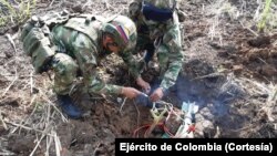 Soldados colombianos desactivan un proyectil lanzado por guerrilleros del ELN en el noreste de Colombia durante un paro armado de la guerrilla. (Foto cortesía del Ejército de Colombia).