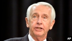 Ansyen gouvènè Eta Kentucky Steve Beshear.