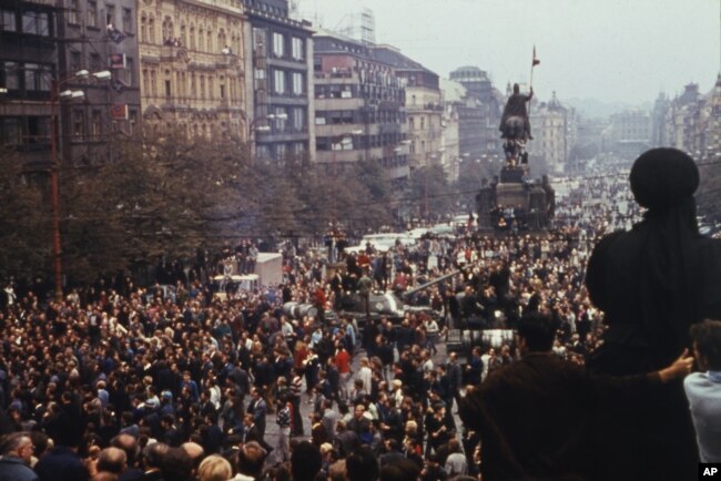 Hàng ngàn người tập trung tại Quảng trường Wasceslas ở trung tâm thủ đô Praha của Tiệp khắc phản đối Liên bang Soviet xâm lược, ngày 20 tháng 8, 1968.