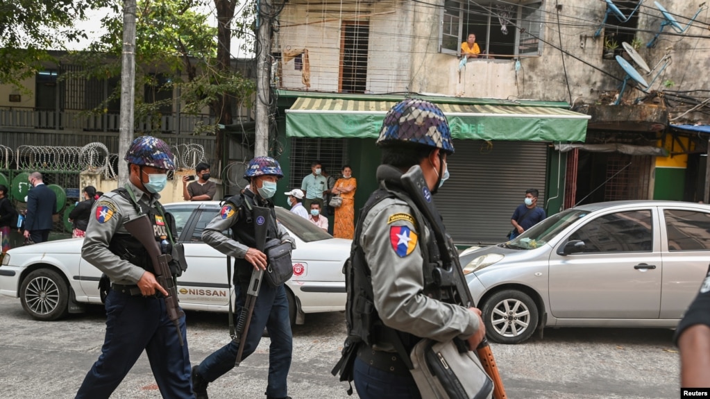 缅甸警察在仰光对记者加强监视（2021年3月12日）(photo:VOA)