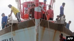  ထိုင်းနိုင်ငံတောင်ပိုင်း ဆိပ်ကမ်းမြို့ ပတာနီက ငါးဖမ်းသင်္ဘောပေါ်မှာ အလုပ်လုပ်နေကြတဲ့ မြန်မာအလုပ်သမားများ။(ယခင်မှတ်တမ်းဓာတ်ပုံ) 