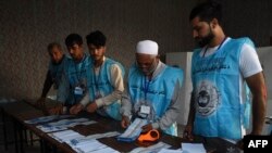  阿富汗选举官员在9月28日举行的总统选举后开始点票。