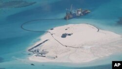 지난해 1월 영유권 분쟁해역인 남중국해에서 중국 선박이 인공섬을 건설 중이다. (자료사진) 