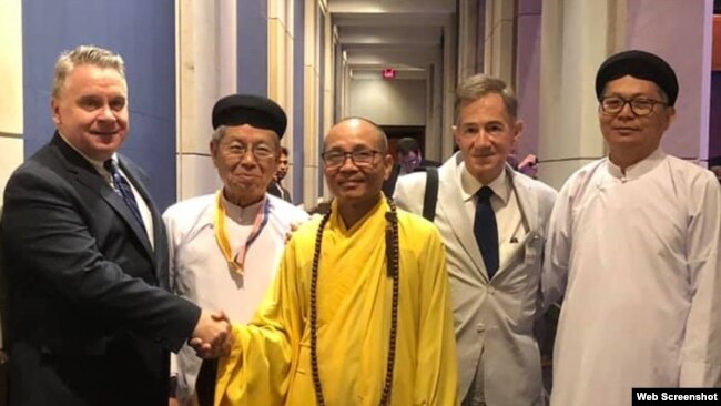 Dân Biểu Christopher Smith và Đạo Hữu Đỗ Minh Đức, Thượng Toạ Thích Vĩnh Phước, Cựu Đại Sứ Joseph Rees, Đạo Hữu Dương Xuân Lương tại buổi họp khoáng đại ngày 11/7/2019. Photo Facebook BPSOS Vietnam Advocacy Day.