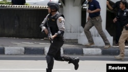 Cảnh sát Indonesia tại hiện trường một vụ tấn công hồi tháng Giêng.