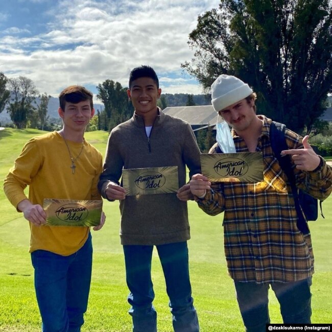 Dzaki dan kedua temannya yang juga dapat golden ticket American Idol.