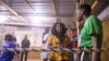 Sarah Lotus Asare, une bénévole qui travaille avec des adolescentes défavorisées, interagit avec une fille dans une salle de boxe à James Town, Accra, Ghana, le 12 février 2021.