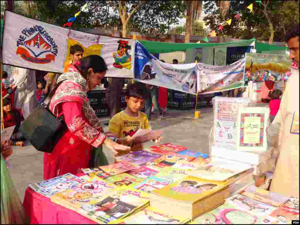 کراچی: بچوں کے ادبی میلے میں لگائے گئے کتابوں کے اسٹال