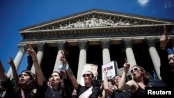 Des militantes féministes manifestent à la suite des nominations du nouveau ministre français de l'Intérieur Gerald Darmanin et de celui de la Justice Eric Dupond-Moretti devant l'église de la Madeleine à Paris, France, le 7 juillet 2020. REUTERS / Gonzalo Fuentes