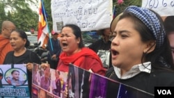 Bov Sophear and Song Sreyleap, land rights activists for the Boeung Kak community, protested for justice outside the Supreme Court, February 27, 2017, Phnom Penh, Cambodia. (Hul Reaksmey/VOA Khmer)