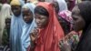 Un groupe de filles du Niger attend l'arrivée d'un convoi des Nations Unies dans le village de Sabon Machi, dans la région de Maradi, au Niger, le 16 août 2018.