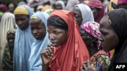 Un groupe de filles du Niger attend l'arrivée d'un convoi des Nations Unies dans le village de Sabon Machi, dans la région de Maradi, au Niger, le 16 août 2018.