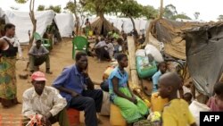 De nouveaux déplacés s’inscrivent au camp de Kapise où ils essaient de trouver refuge dans le district de Mwanza à la frontière du Mozambique avec le Malawi, 7 janvier 2015.