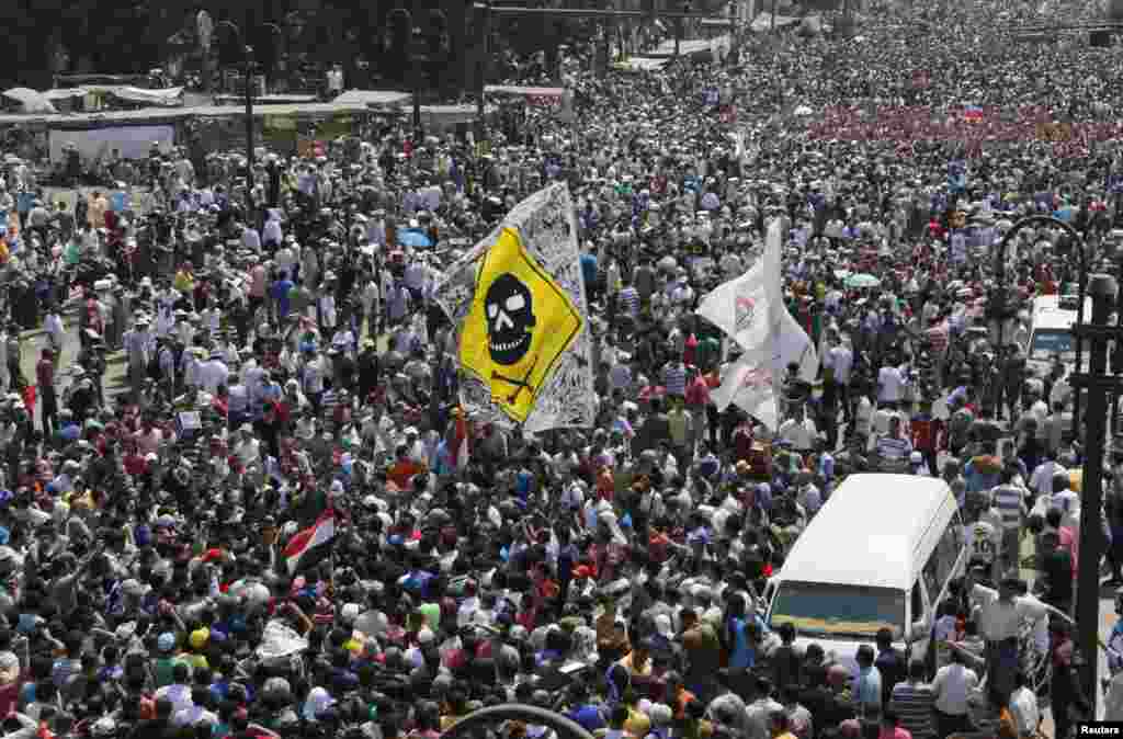 Supporters of ousted Egyptian President Mohamed Morsi gather in Cairo, August 16, 2013. 