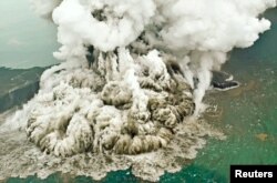 Gumpalan abu membubung saat Anak Krakatau erupsi, 23 Desember 2018, dalam gambar ini diperoleh dari media sosial. (Foto: Susi Air via REUTERS)