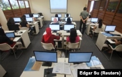 Sejumlah pekerja domestik Indonesia sedang mengikuti pelajaran keterampilan komputer di Sekolah Indonesia Singapura, di Singapura, 12 Desember 2010. (Foto: Edgar Su/Reuters)