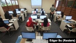 Sejumlah pekerja domestik Indonesia sedang mengikuti pelajaran keterampilan komputer di Sekolah Indonesia Singapura, di Singapura, 12 Desember 2010. (Foto: Edgar Su/Reuters)