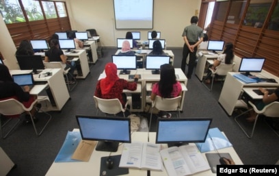Sejumlah pekerja domestik Indonesia sedang mengikuti pelajaran keterampilan komputer di Sekolah Indonesia Singapura, di Singapura, 12 Desember 2010. (Foto: Edgar Su/Reuters)