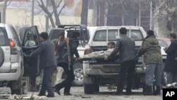 Người bị thương được đưa lên xe cứu thương tại hiện trường vụ tấn công tự sát ở Kabul, ngày 16/1/2013.