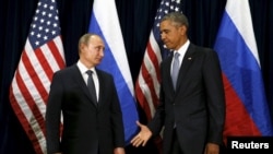Le président des États-Unis, Barack Obama, tend la main à son homologue russe Vladimir Putin lors d'une rencontre au siège des Nations unies à New York, le 28 septembre 2015.