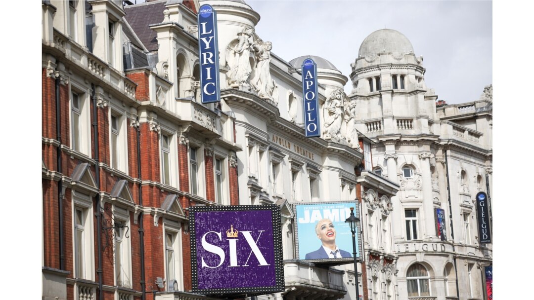The Lyric Theatre dan The Apollo Theatre di Shaftesbury Avenue, di London, Inggris, 15 Maret 2021. (Foto: REUTERS/Henry Nicholls)