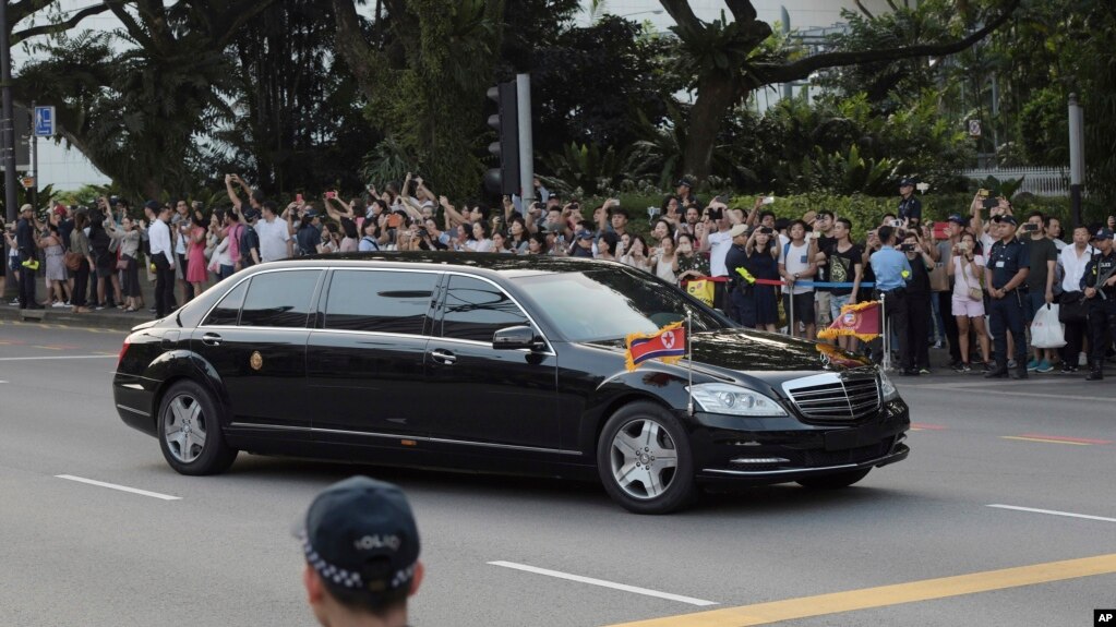 La limousine de Kim Jong Un arrive à l'Istana, le palais présidentiel, à Singapour, le 10 juin 2018, pour rencontrer le Premier ministre de Singapour, Lee Hsien Loong, avant le sommet entre le leader américain Donald Trump et le dirigeant nord-coréen Kim Jong Un. 