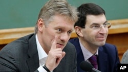 Phát ngôn viên của Tổng thống Nga Dmitry Peskov (trái) trong một cuộc họp ở Moscow, Nga.